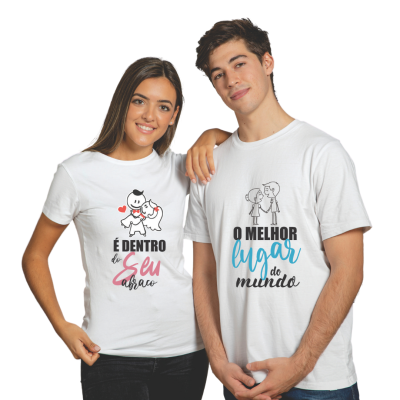 Casal jovem com t-shirts brancas estampadas com ilustrações e frases românticas em português.