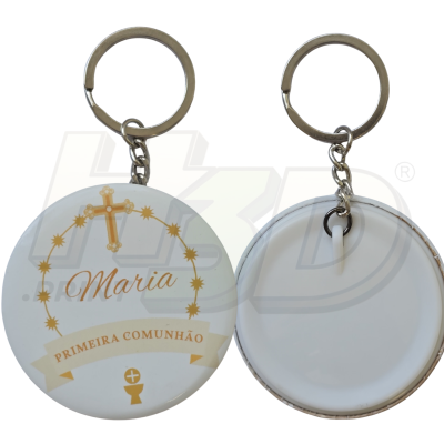 Porta-chaves redondo branco com cruz dourada e texto Maria PRIMEIRA COMUNHÃO