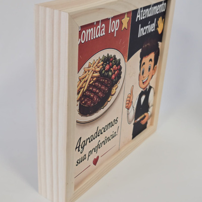 Caixa de madeira com imagem de prato de comida e texto em português