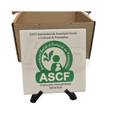 Placa comemorativa branca em cerâmica com logotipo e texto verde e preto