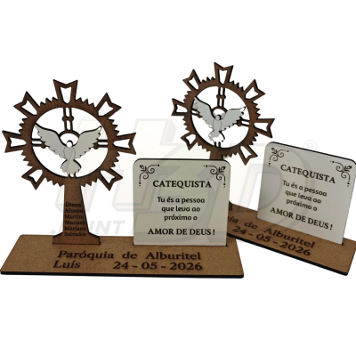 Suportes decorativos em madeira com pomba e textos religiosos em placas de acrílico