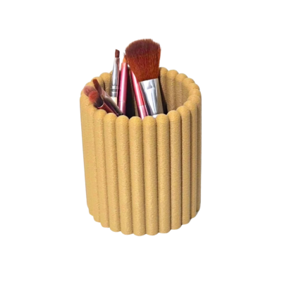 Pote amarelo claro com pincéis de maquilhagem dentro