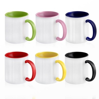 Seis canecas brancas com interior e pega em cores diferentes