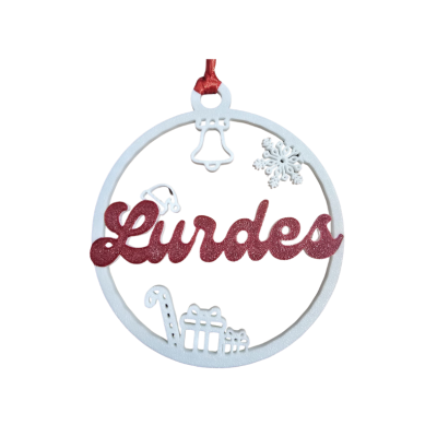 Enfeite natalício redondo branco com o nome Lurdes em letras vermelhas brilhantes e decorado com motivos natalícios