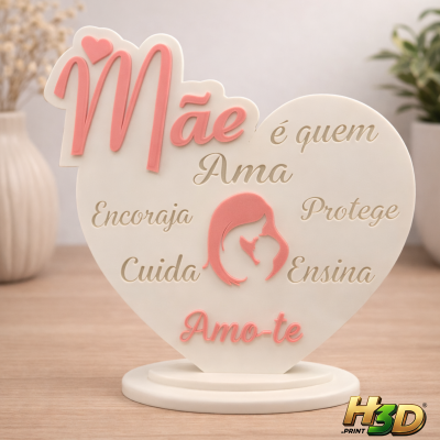 Estatueta decorativa em forma de coração com texto em português sobre mãe