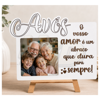 Moldura branca para foto com texto sobre avós e suporte de madeira