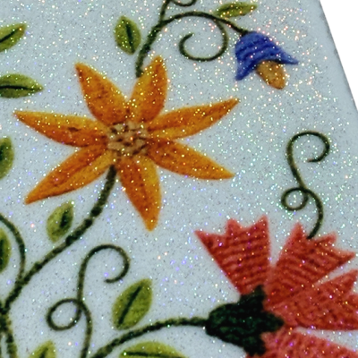 Azulejo branco brilhante com flores coloridas pintadas à mão e folhas verdes