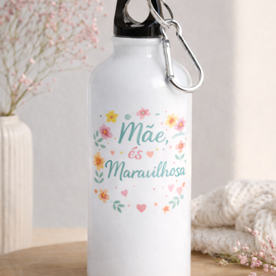 Garrafa de água branca com tampa preta e mosquetão com flores e texto em português