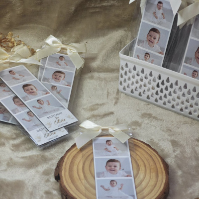 Marcadores de livros personalizados com fotos de bebé e decoração creme