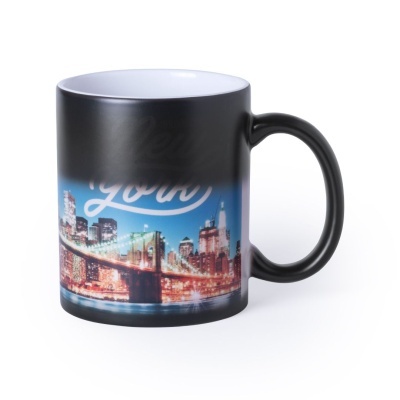 Caneca preta com imagem da ponte e skyline de Nova Iorque e texto New York