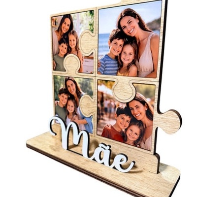 Peça decorativa de madeira em forma de puzzle com fotos familiares e texto Mãe.