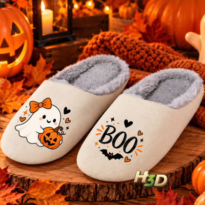 Chinelos creme com desenhos de Halloween e texto BOO em ambiente decorado com abóboras e folhas secas.