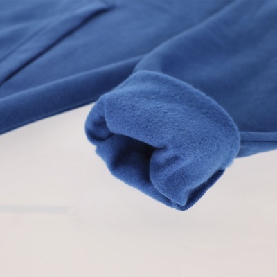 manga de roupa azul felpuda com punho elástico