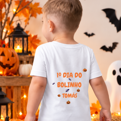 Camisola branca com texto de Halloween e decoração temática ao fundo