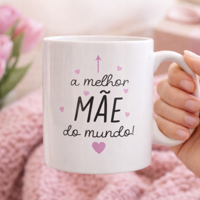 Caneca branca com texto para mãe em preto e rosa em fundo rosa com flores