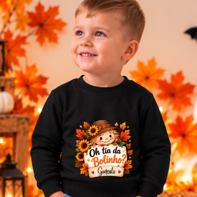 Camisola preta infantil com estampa de espantalho e folhas de outono