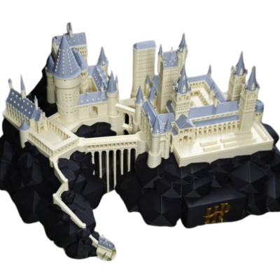 Miniatura de castelo branco e cinzento sobre base preta com textura rochosa e letras HP douradas.