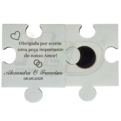 Peça de puzzle branca em madeira com texto e desenhos de corações e anel