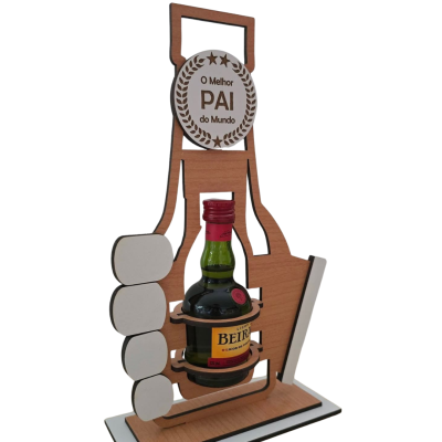 Suporte em madeira em forma de mão a dar like com garrafa pequena de licor e texto comemorativo para o pai