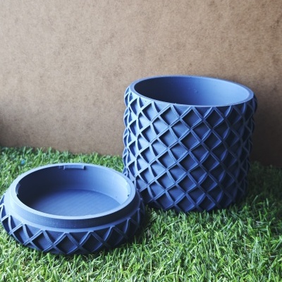 Dois vasos azuis texturizados sobre relva artificial.