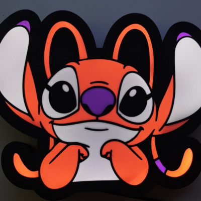 Figura decorativa de rato cartoon laranja com olhos grandes e orelhas brancas