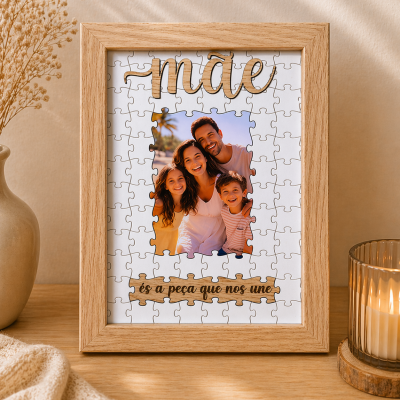 Puzzle personalizado emoldurado com foto de família e texto mãe e és a peça que nos une