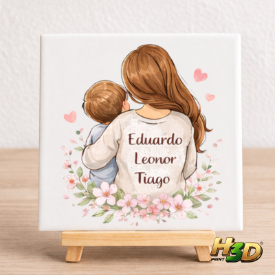 Azulejo decorativo com ilustração de mãe e filho e nomes personalizados