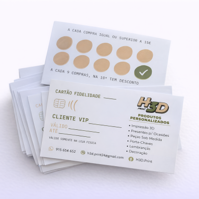 Cartão de fidelidade em papel com pontos de carimbo e texto promocional