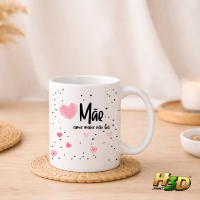 Caneca branca com corações rosas e texto em português