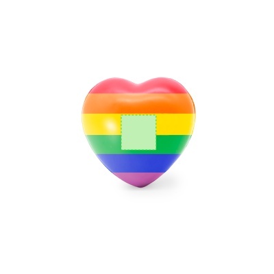 Coração colorido com faixas do arco-íris e etiqueta verde ao centro