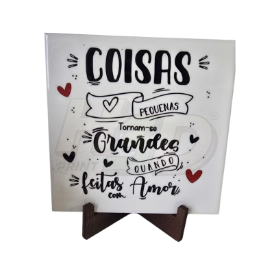 Placa decorativa cerâmica com texto em português e coração vermelho
