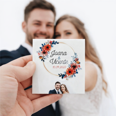 Quadrado com design floral, nomes Joana & Vicente e data 10.07.2023, com foto de casal