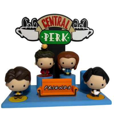 Figuras Funko Pop da série FRIENDS com base azul, sofá laranja e placa Central Perk