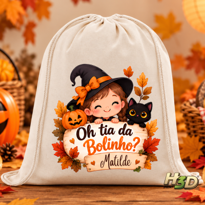 Mochila de tecido bege com ilustração de menina bruxa, abóbora, gato preto e folhas de outono, com texto personalizado.