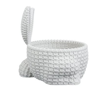 Cesto branco trançado com tampa aberta
