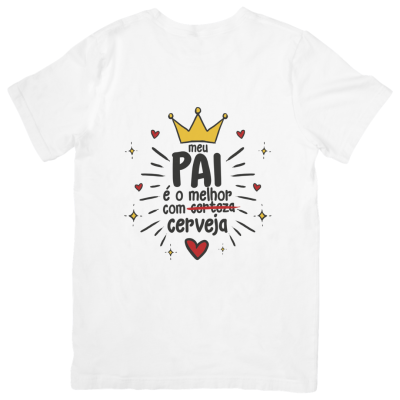 T-shirt branca com estampa colorida de texto e desenhos na parte traseira