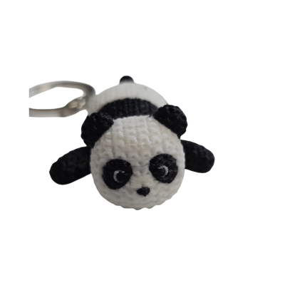 Porta-chaves de panda feito em croché com fios brancos e pretos