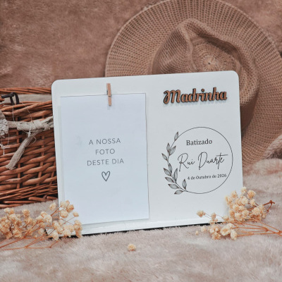 Placa de madeira branca para foto com texto Madrinha e local para foto em estúdio