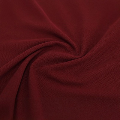 Tecido de malha vermelho bordô com textura fina e dobras