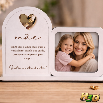 Moldura dupla branca com mensagem dedicada a mãe e fotografia de mãe e filha sorridentes