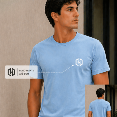 Homem vestido com t-shirt azul com logo branco e calças claras.