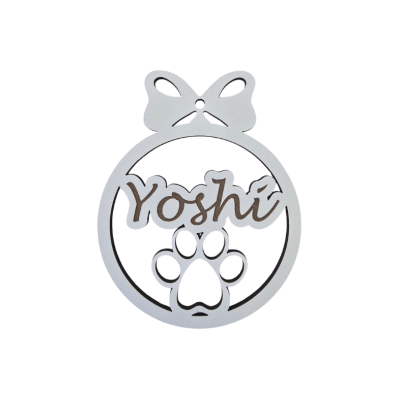 Ornamento branco redondo com laço, nome Yoshi e pata de animal recortados