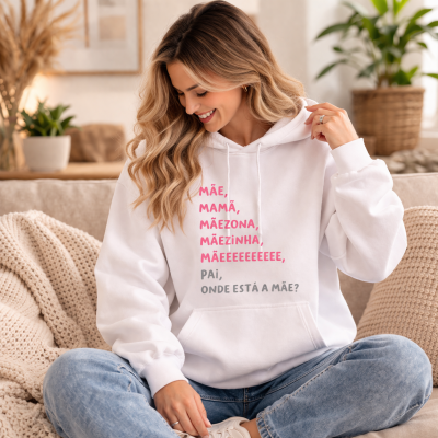 Mulher a usar hoodie branco com texto em rosa e cinza sentado no sofá.