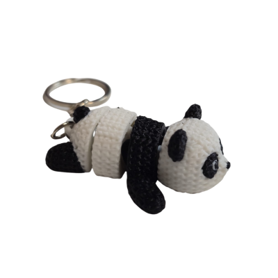 Chaveiro de panda em material plástico trançado preto e branco com argola metálica