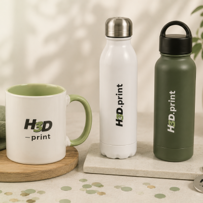 Caneca, garrafas térmicas e porta-chaves com logo H3D print em ambiente claro com plantas