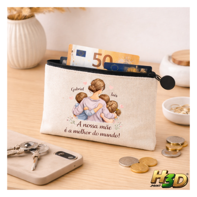 Carteira de tecido bege com ilustração e texto, com dinheiro e cartões dentro, sobre mesa de madeira