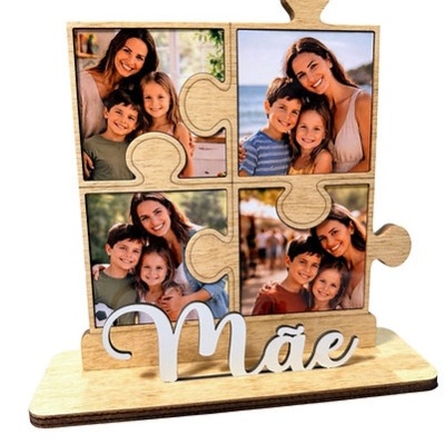 Suporte em madeira com peças de puzzle e fotos familiares, texto Mãe na base