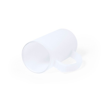 Caneca branca opaca de plástico deitada de lado