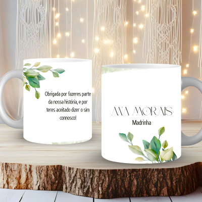 Dois canecas brancas com design de folhas verdes e texto em português em fundo decorado com macramé e luzes