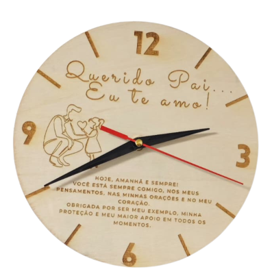 Relógio de parede redondo em madeira clara com texto gravado dedicatória ao pai